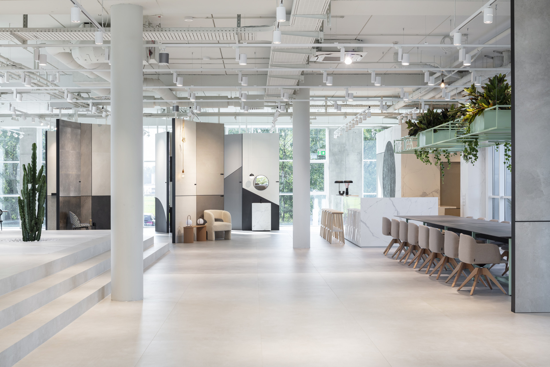 Heller Showroom mit hochwertigen Porcelaingres und Schöner Wohnen Fliesen für Innen und Außen.