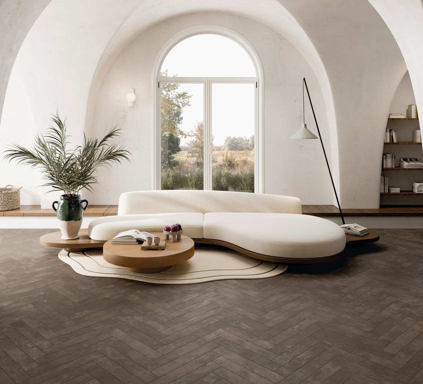 Hochwertige Fliesen in dunkler Holzoptik im Fischgrätmuster im Wohnzimmer.