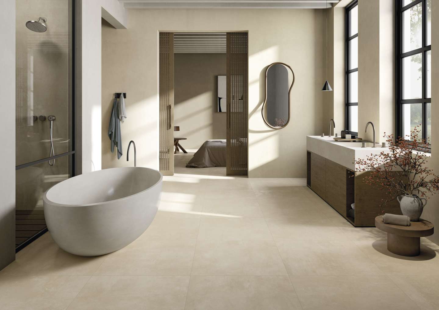 Helles, modernes Badezimmer mit großformatigen Bodenfliesen, freistehender Wanne und Dusche.