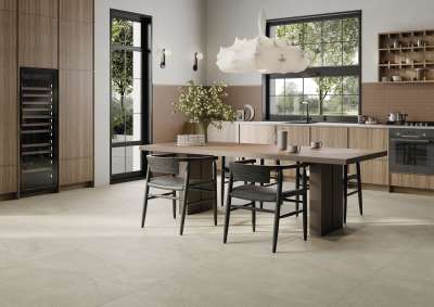 Helle, großformatige Fliesen in einer modernen Küche mit Essbereich und Holzakzenten.