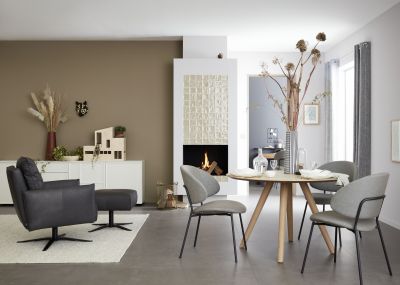 Elegante Bodenfliesen in einem modernen, offenen Wohn- und Arbeitsbereich.