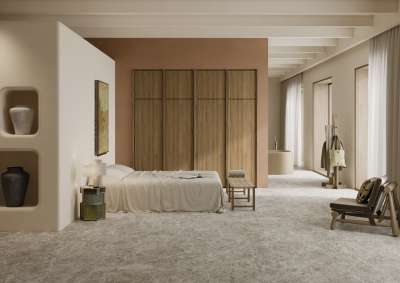 Stilvolles Schlafzimmer mit Porcelaingres Fliesen in hellem Grau und warmen Holztönen.