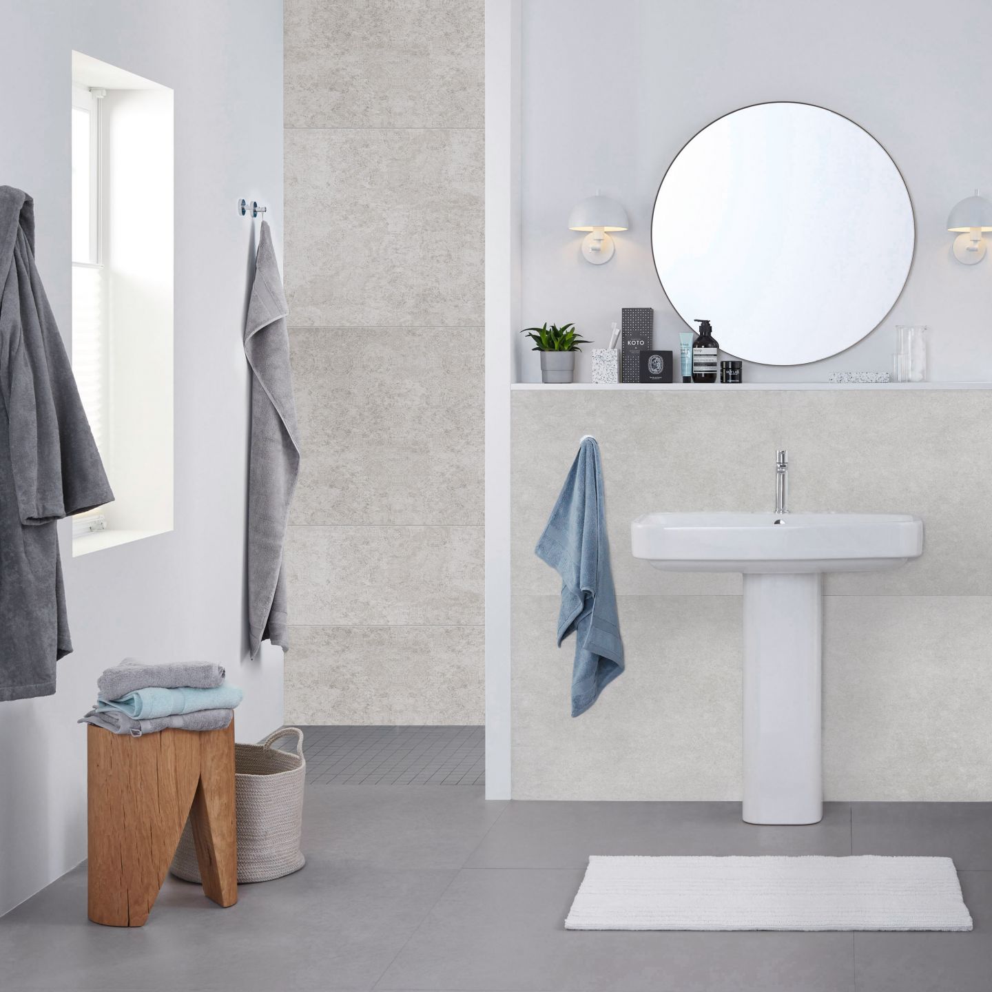 Modernes Bad mit hellgrauen Wand- und Bodenfliesen.