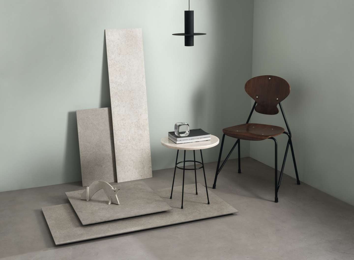 Elegante, großformatige Fliesen in heller Betonoptik für zeitgemäße Innenräume.