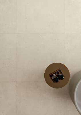 Helle, großformatige Bodenfliesen in Beige mit feiner Textur.