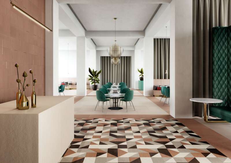 Elegantes Interieur mit gemusterten Bodenfliesen, terracottafarbener Wand und hellen Fliesen.