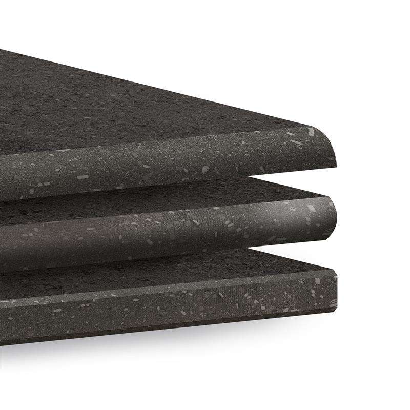 Drei dunkelgraue Feinsteinzeugfliesen mit unterschiedlichen Kantenabschlüssen.