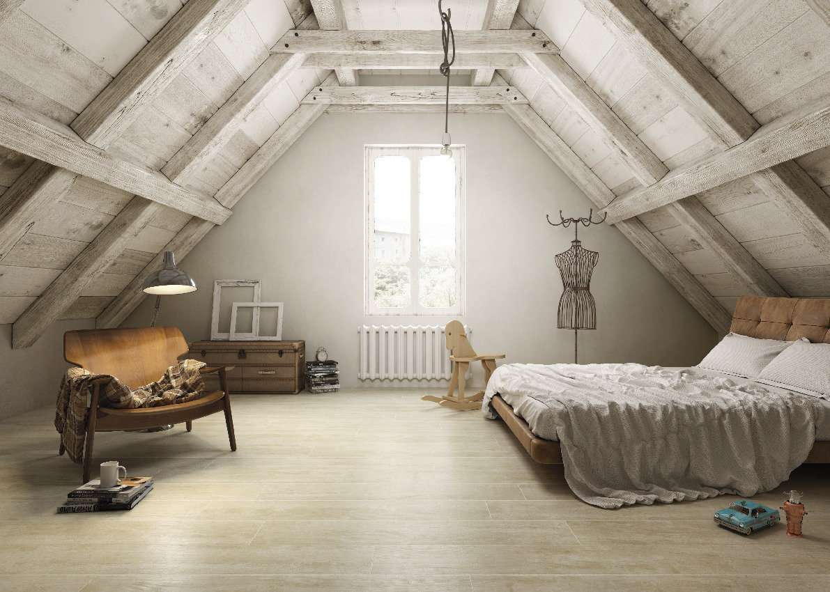 Gemütliches Dachzimmer mit hellen Holzoptik-Fliesen von Porcelaingres.