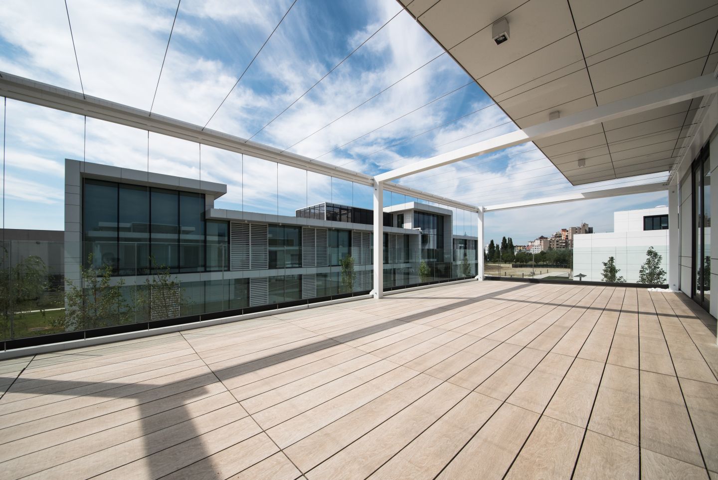 Hochwertige Outdoor-Fliesen auf einer modernen Dachterrasse.