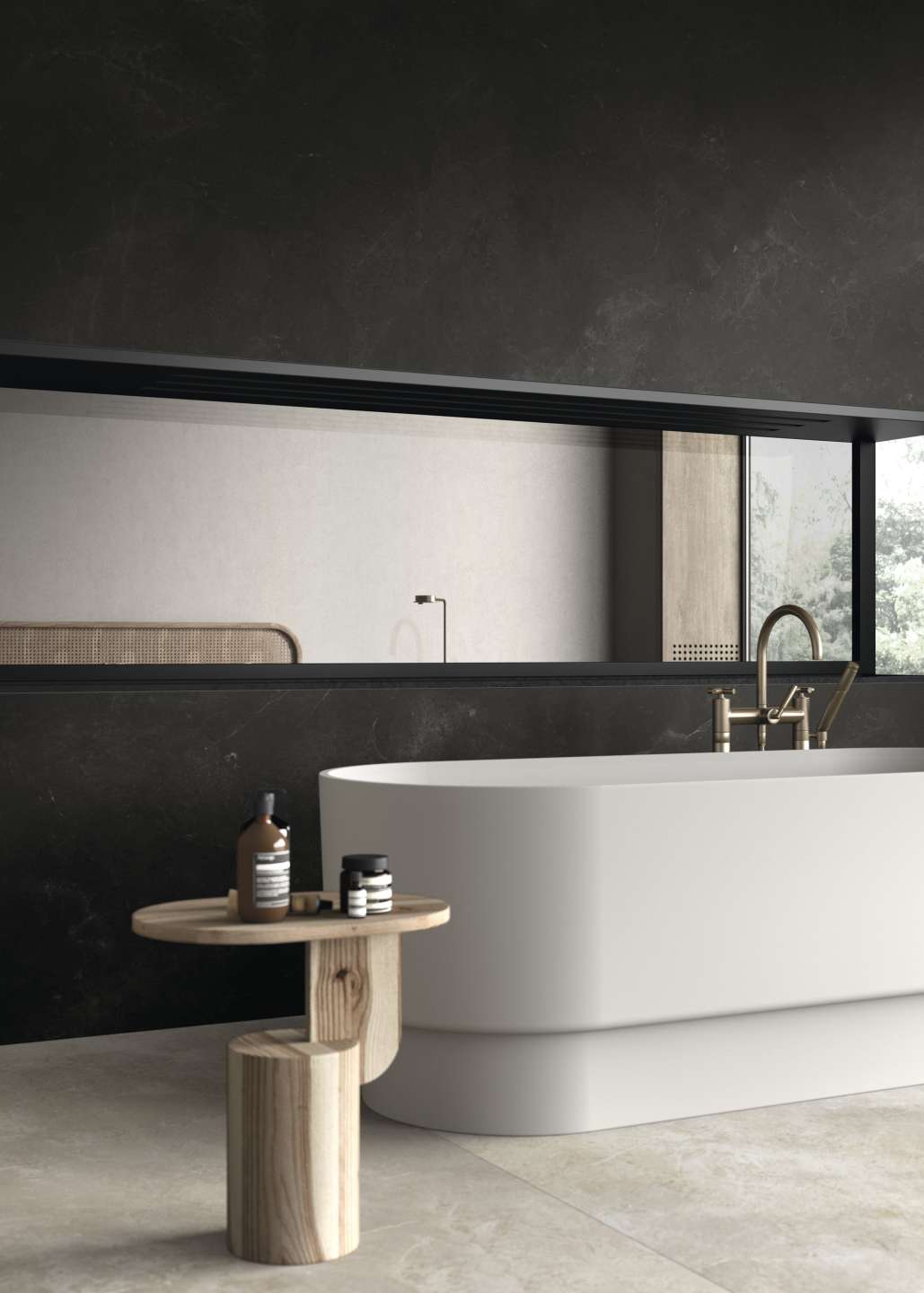 Modernes Bad mit dunklen Wandfliesen und hellen Bodenfliesen für eine elegante Atmosphäre.