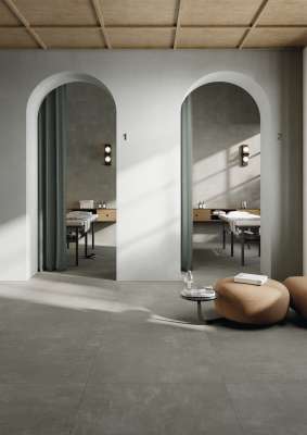 Elegante graue Fliesen in einem modernen Wellness-Bereich mit Holzakzenten.