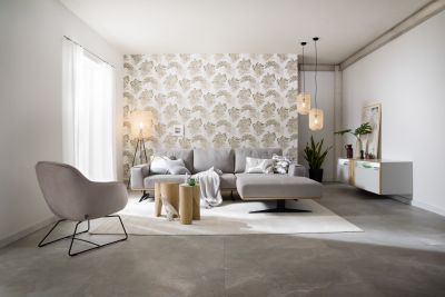 Wohnzimmer mit modernen, großformatigen grauen Fliesen und stilvollem Interieur.