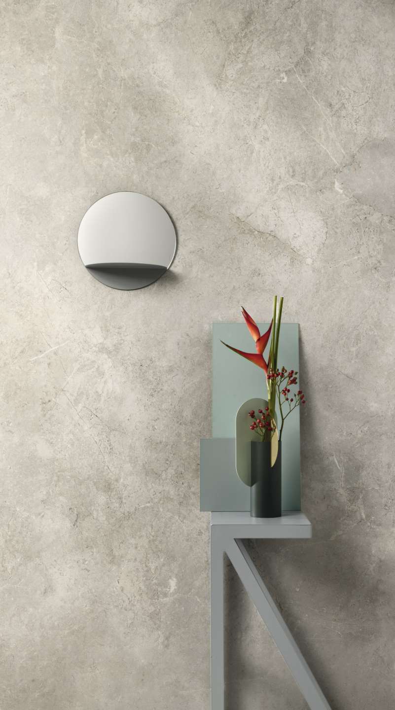 Elegante, helle Feinsteinzeug-Wandfliesen mit moderner Wandgestaltung.