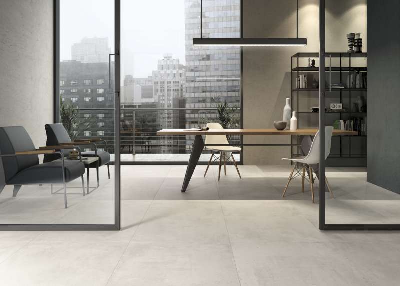 Helle, großformatige Fliesen in einem modernen Raum mit Stadtblick.