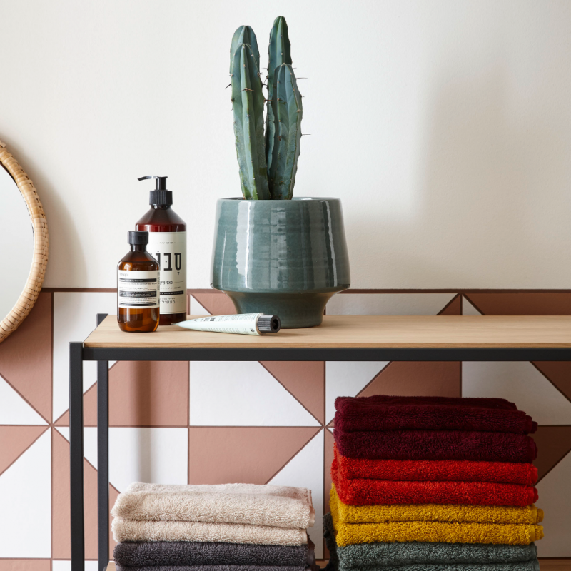 Moderne Wandfliesen mit geometrischem Muster im Badezimmer.