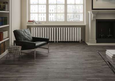 Hochwertige Fliesen in dunkler Holzoptik für den Innenbereich.