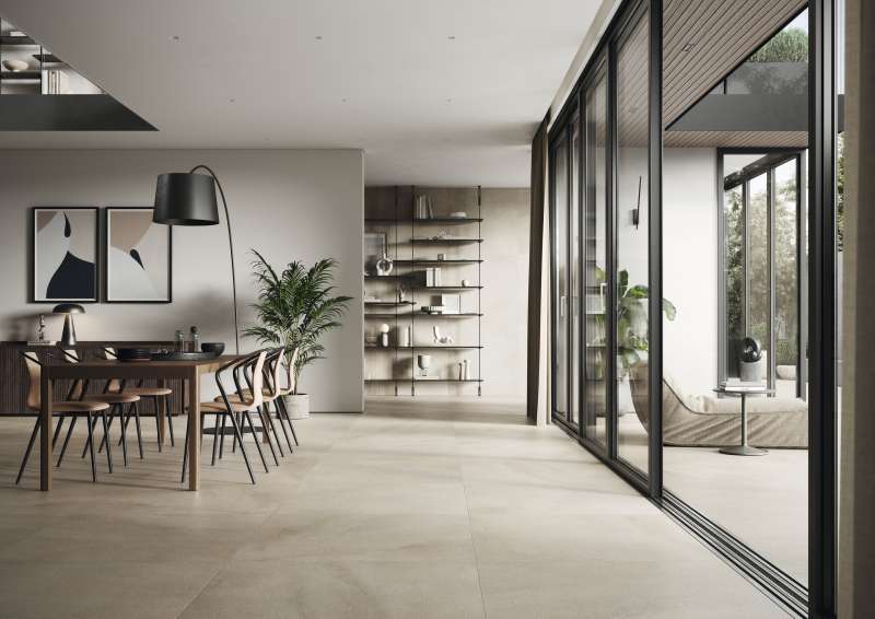 Helle, großformatige Fliesen im offenen Wohnbereich mit Zugang zur Terrasse.