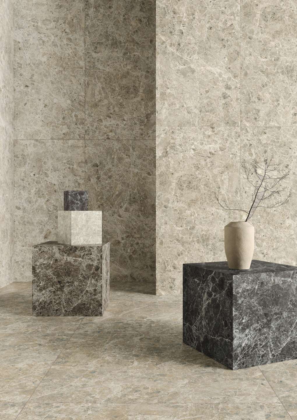 Moderne Fliesen in beiger Marmoroptik für Boden und Wand, mit stilvollen Deko-Elementen.