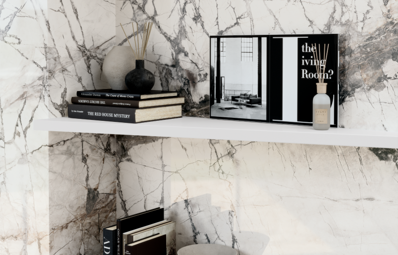 Wandfliesen in luxuriöser Marmoroptik mit weiß-grauer Maserung.