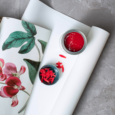 Stimmungsvolle Dekoration mit roten Akzenten und floralem Design.