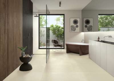 Helle, großformatige Fliesen in einem luxuriösen Bad mit Duschbereich und Badewanne.