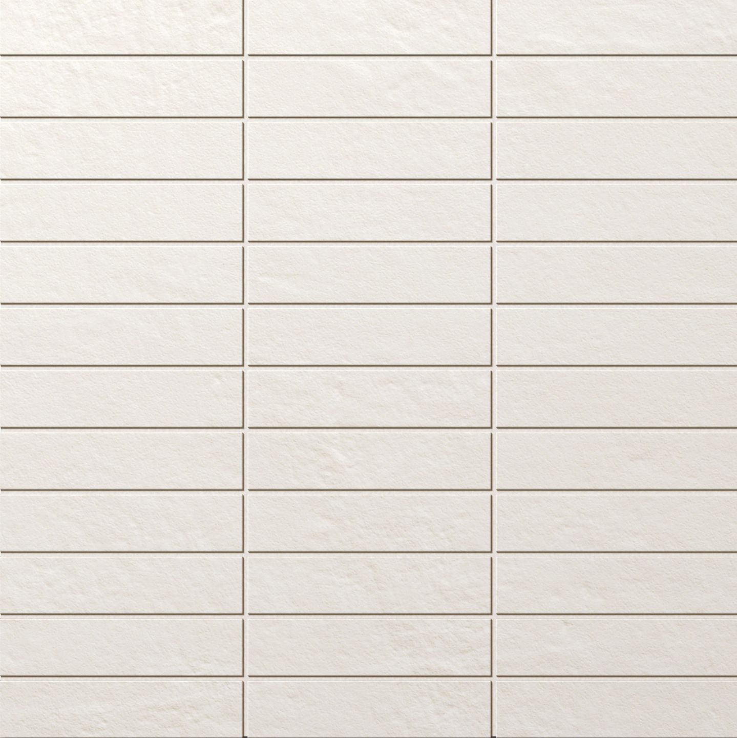 Helle Fliesen mit dezentem Fugenmuster.