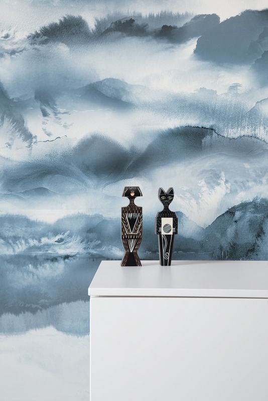 Wandfliesen mit abstraktem blau-weißem Wolkenmuster, dekoriert mit Figuren.