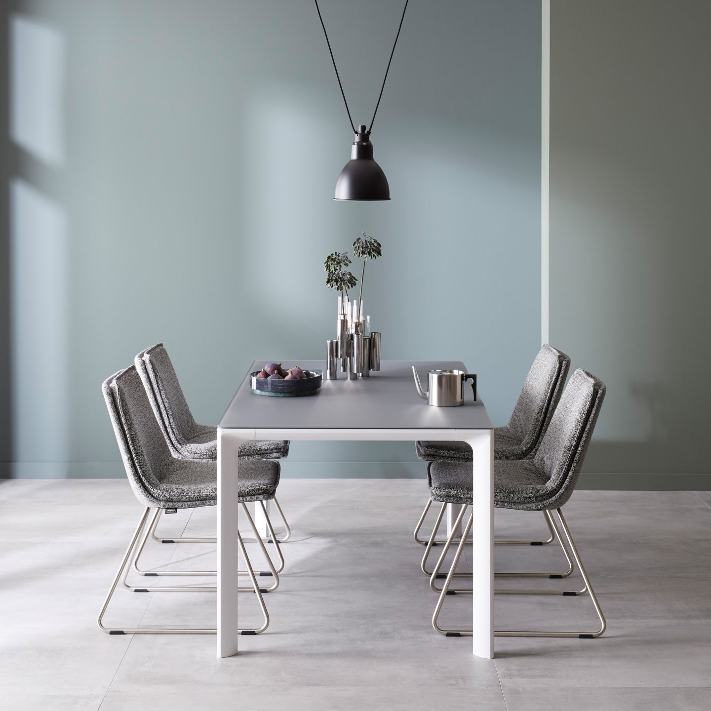 Moderner Essbereich mit minimalistischer Einrichtung und hellem Fliesenboden.