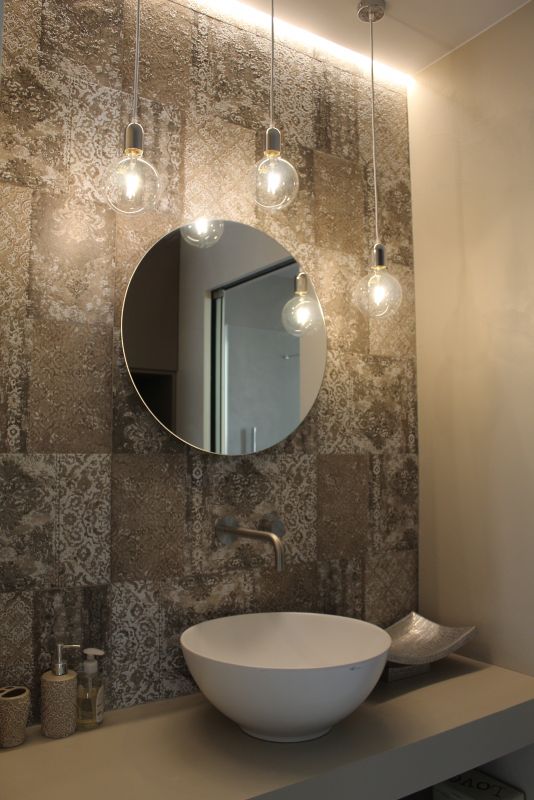 Hochwertige Badfliesen mit Ornamentmuster in warmen Erdtönen für ein stilvolles Ambiente.