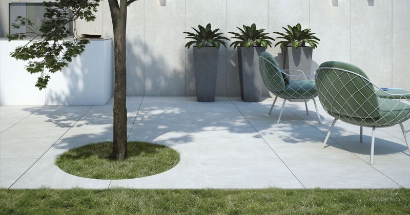 Moderner Raum mit Bodenfliesen und stilvoller Einrichtung.