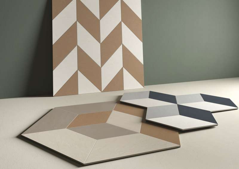 Moderne Fliesen mit Chevron- und 3D-Hexagon-Muster in Beige, Weiß und Grau.