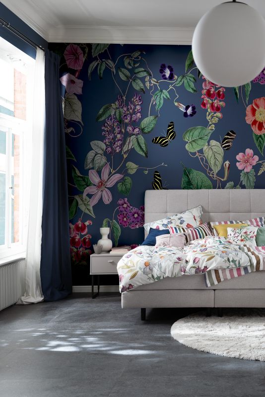 Modernes Interieur mit dunklen Bodenfliesen und farbiger Akzentwand.