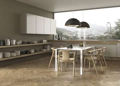 Hochwertige Holzoptik-Fliesen im Fischgrätmuster in modernem Essbereich mit Bergblick.