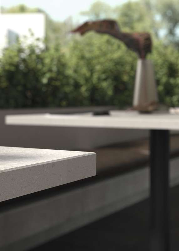 Detailansicht einer hellgrauen Fliese mit feiner Struktur für moderne Innen- und Außenbereiche.