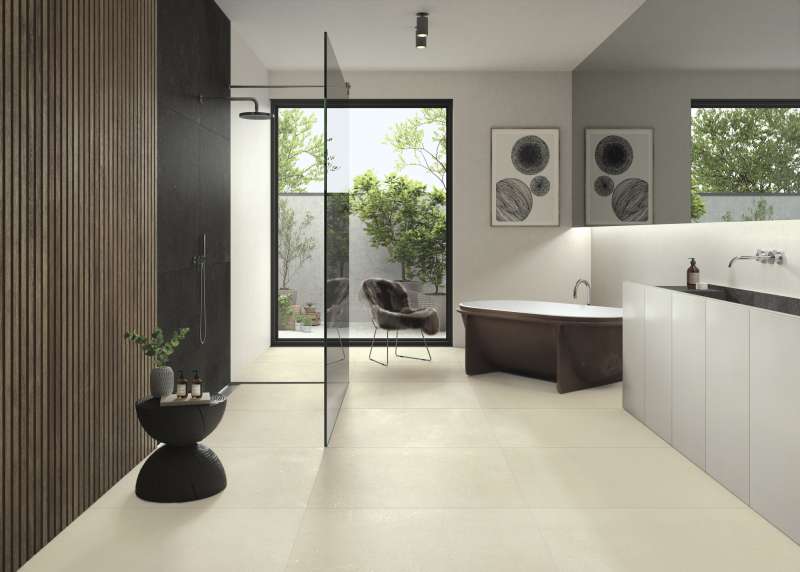 Modernes Badezimmer mit hellen Bodenfliesen, freistehender Badewanne und begehbarer Dusche.