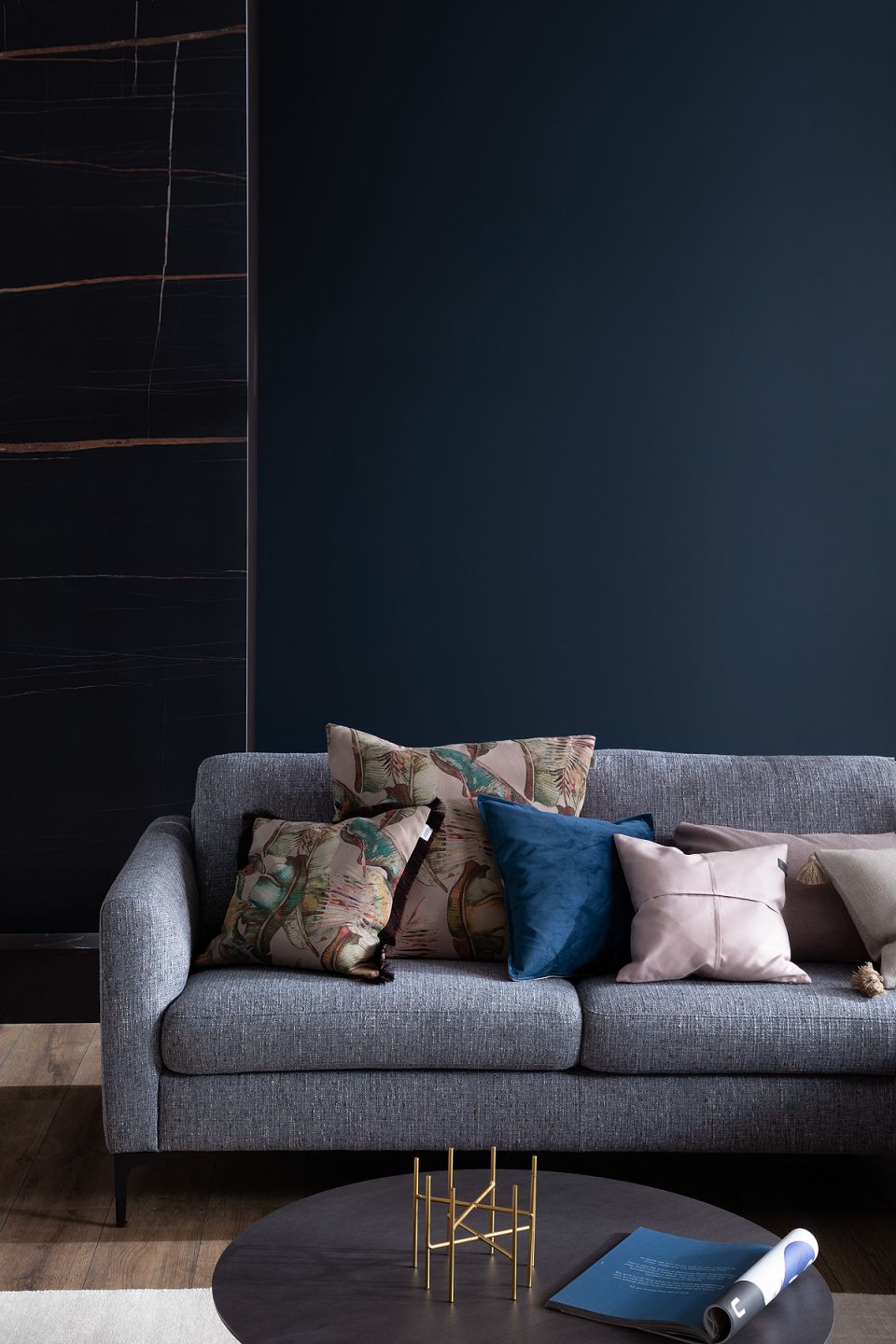 Modernes Wohnzimmer mit dunklem Fliesenboden.