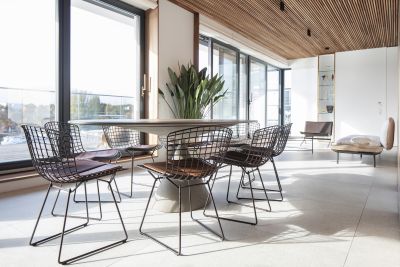 Helle, großformatige Fliesen im modernen Ess- und Wohnbereich.