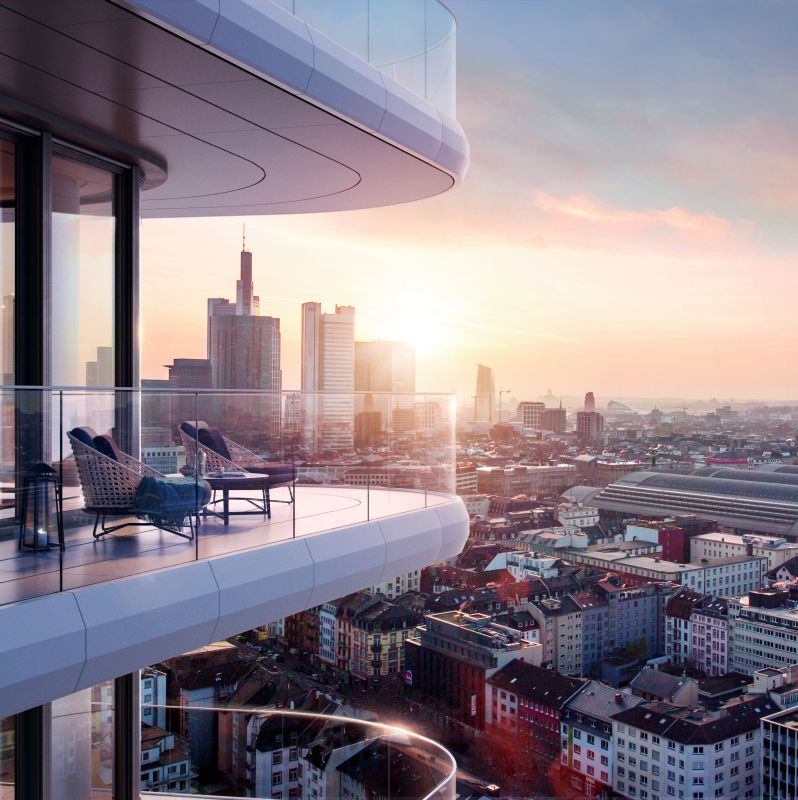 Hochwertige Outdoor-Fliesen auf einem modernen Balkon mit Stadtpanorama bei Sonnenuntergang.