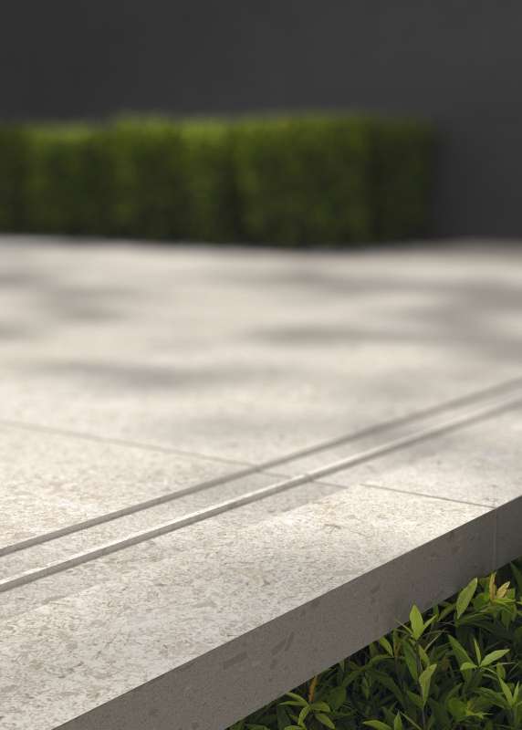 Hochwertige hellgraue Outdoor-Fliesen mit zwei feinen Rillen.