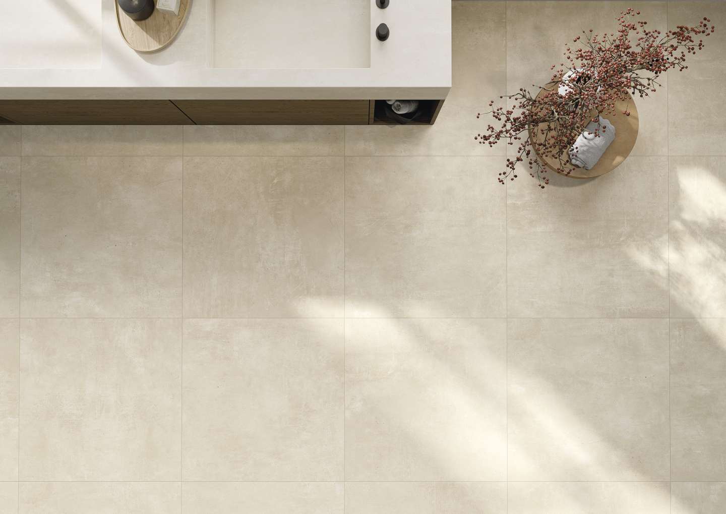 Helle, großformatige Bodenfliesen mit feiner Struktur, ideal für moderne Wohnräume.