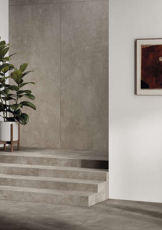 Moderne Fliesen in Betonoptik an Boden, Wand und Treppe für ein stilvolles Interieur.
