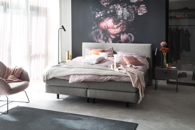 Helles Interieur mit modernen Bodenfliesen.