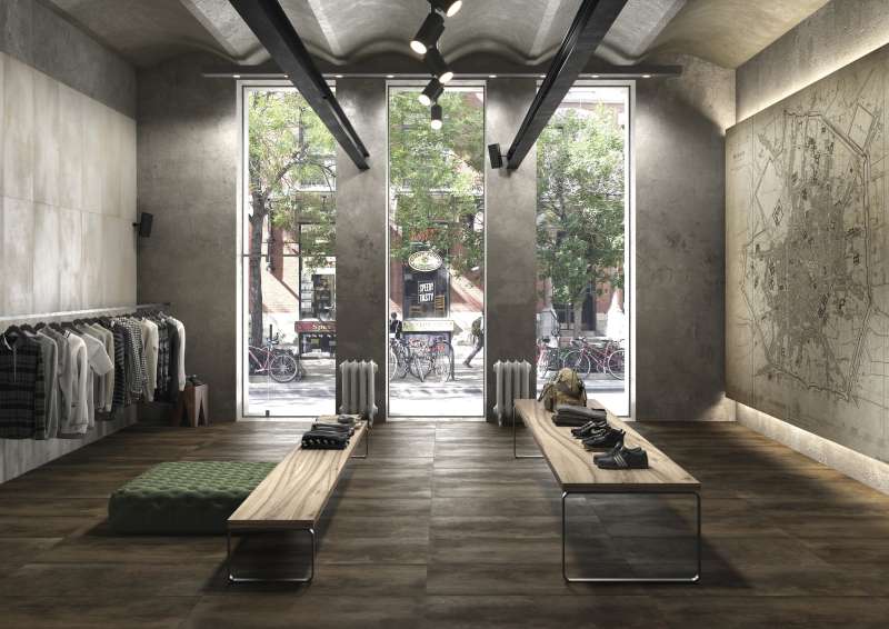 Dunkle Holzoptik-Fliesen im Dielenformat in einem modernen, urbanen Geschäft.