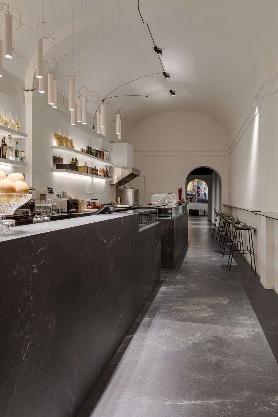 Stilvolle, großformatige dunkle Fliesen in modernem Gastronomiebereich.