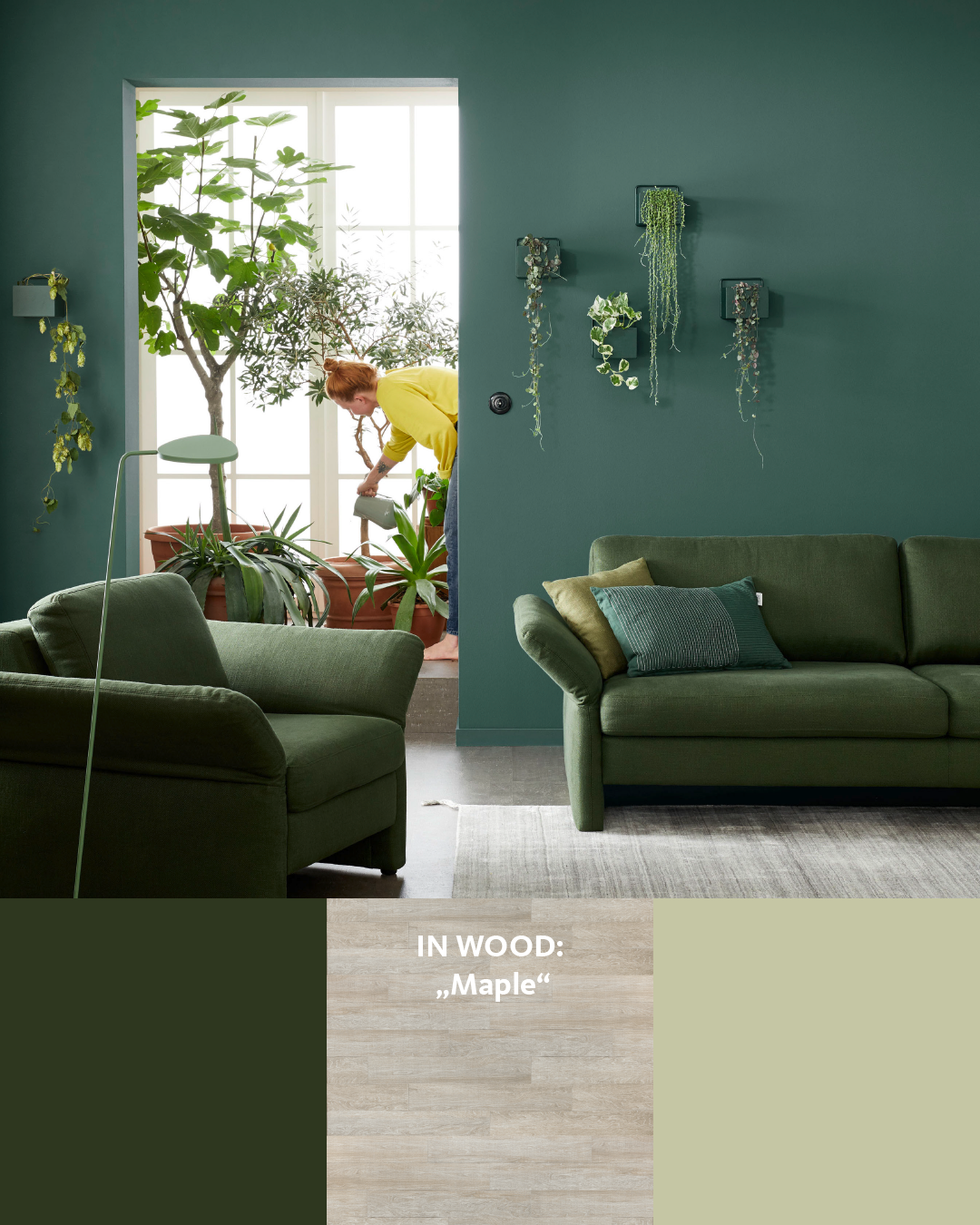 Gemütliches Wohnzimmer mit grünen Akzenten und 'Maple' Holzoptikfliesen.
