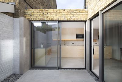 Helle Fliesen auf der Terrasse und in der Küche für einen harmonischen Übergang.