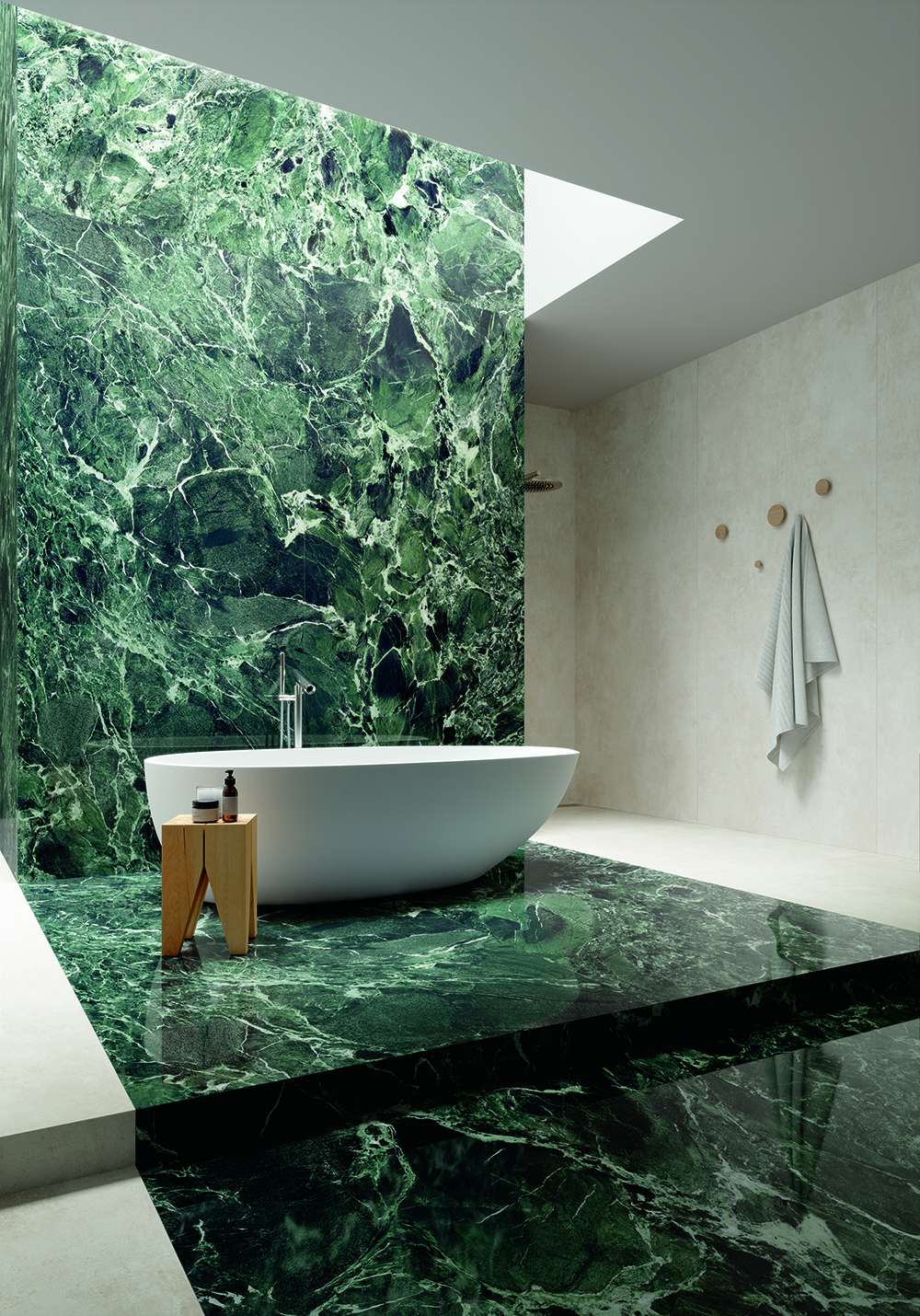 Grüne Marmoroptik-Fliesen an Wand und Boden eines luxuriösen Badezimmers.