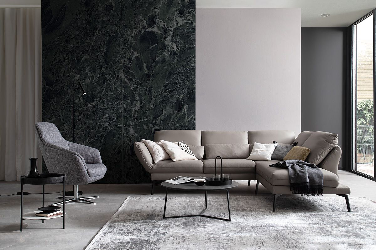Elegante helle Bodenfliesen im modernen Wohnzimmer.