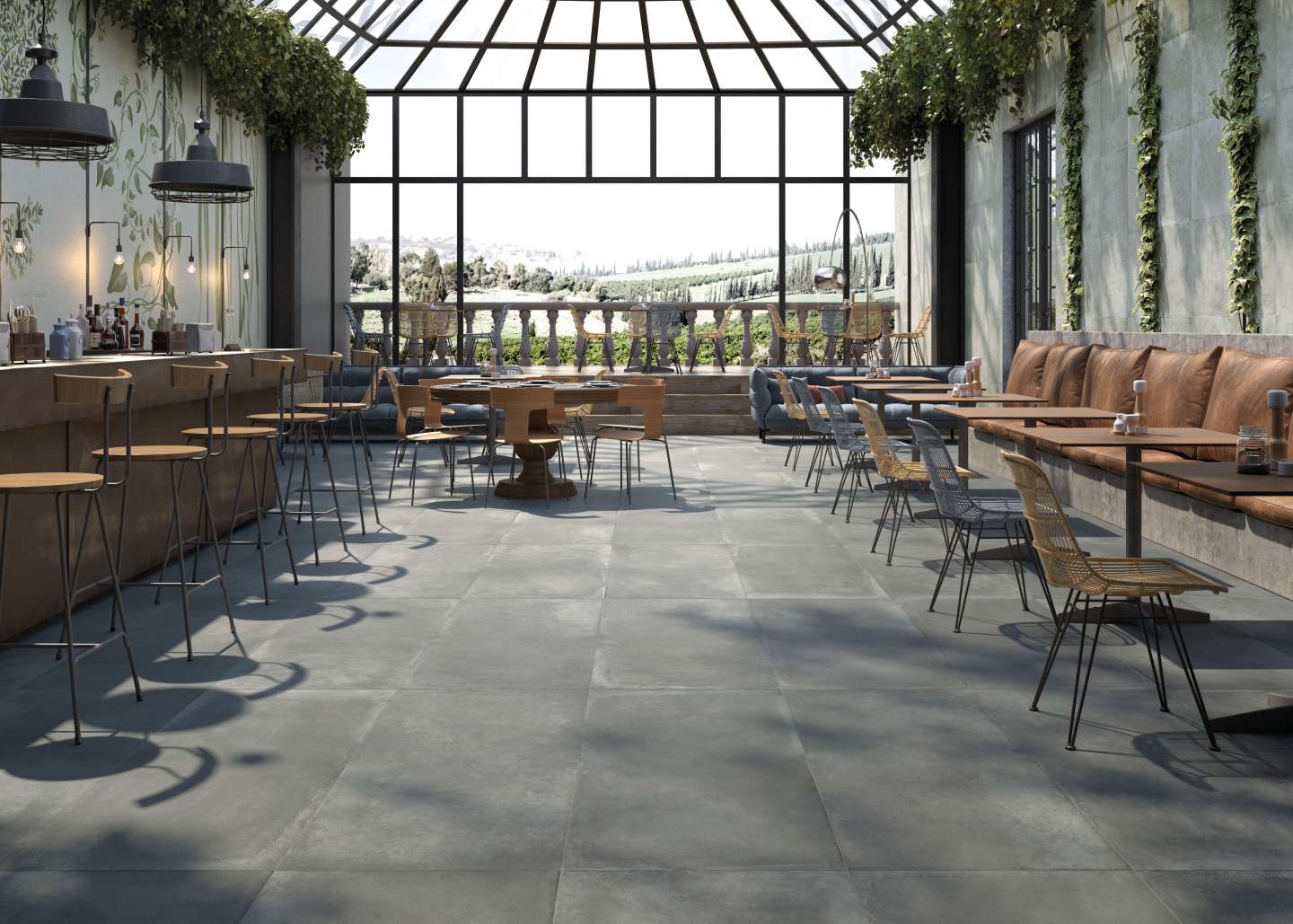 Großformatige dunkelgraue Bodenfliesen in einem modernen Restaurant mit Wintergarten-Charakter.