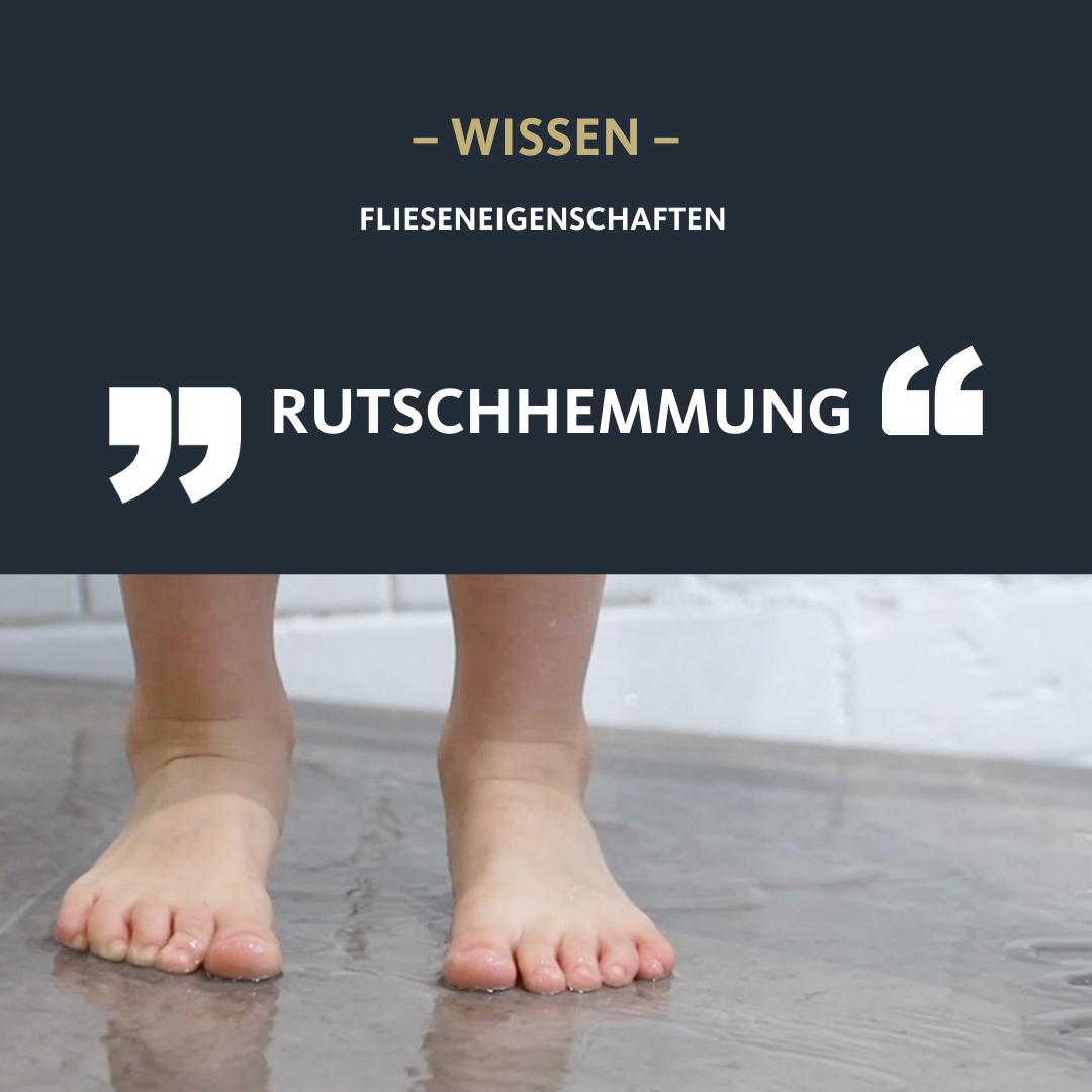 Rutschhemmung: Kinderfüße auf nassen Fliesen. Eine wichtige Flieseneigenschaft.